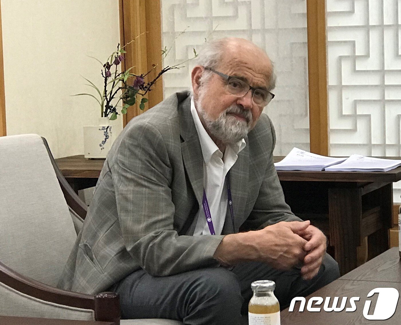 본문 이미지 - 네어 교수는 최근 자신이 연구하고 있는 인간의 두뇌 활동의 근원인 '신경전달물질' 연구 분야를  소개했다.(한국뇌연구원 제공)ⓒ 뉴스1