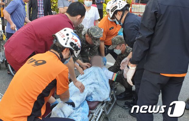 본문 이미지 - 24일 오전 9시 3분쯤 경기 김포시 풍무동의 한 요양병원에서 화재가 발생, 노인 2명이 숨지는 사고가 발생했다. 해병 2사단 대원들이 환자를 이송하고 있다. 2019.9.24/뉴스1 ⓒ News1 정진욱 기자