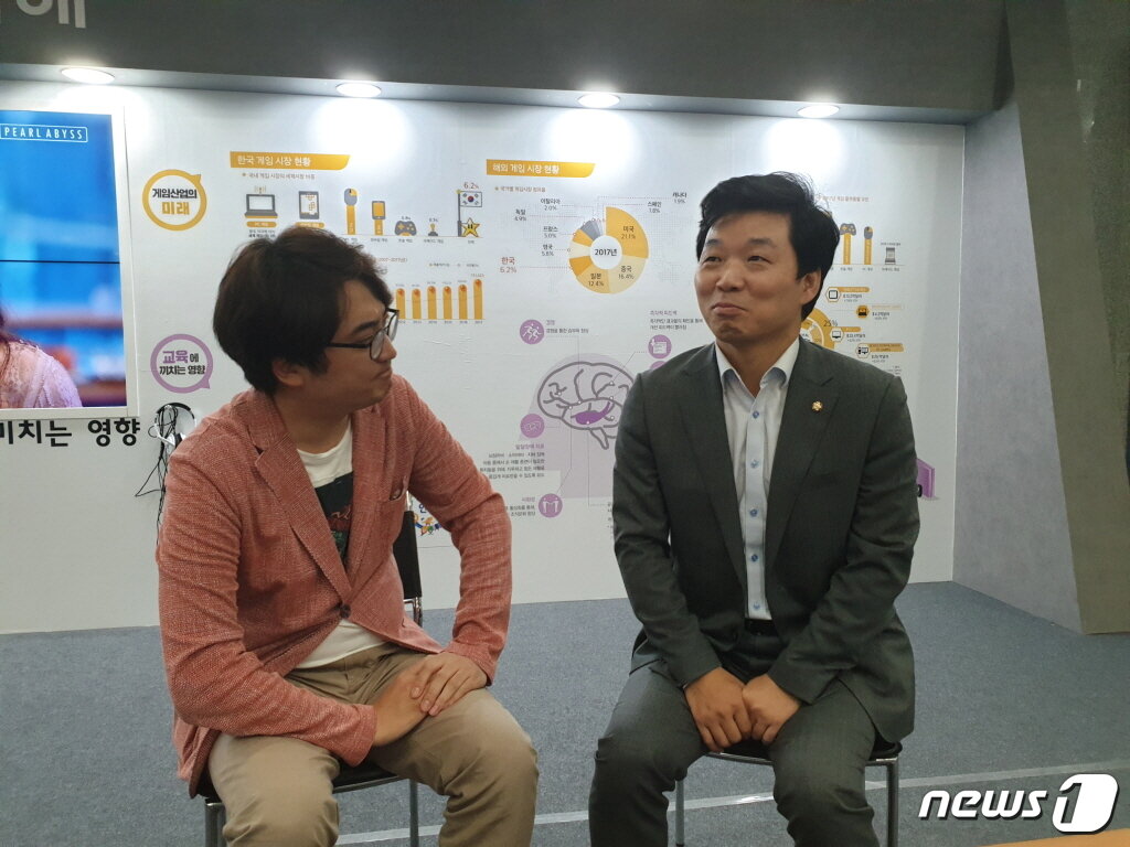 본문 이미지 - 24일 서울 영등포구 여의도동 국회의원회관에서 열린 대한민국게임포럼 게임 전시회 '게임 톡'에 참석한 김병관 더불어민주당 의원. ⓒ 뉴스1