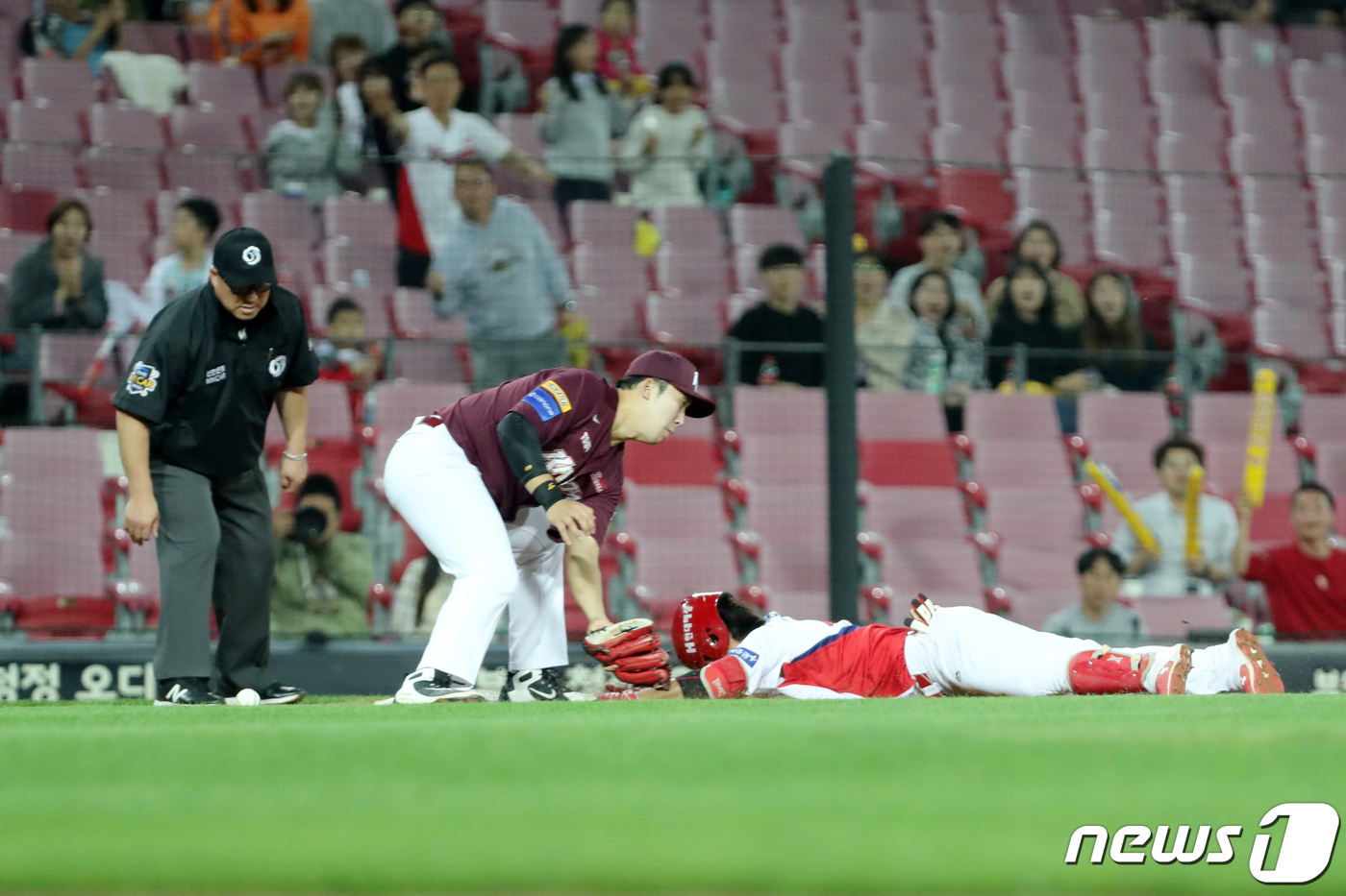 (광주=뉴스1) 한산 기자 = 24일 오후 광주-기아챔피언스필드에서 열린 프로야구 '2019 신한은행 MY CAR KBO 리그' 키움 히어로즈와 KIA 타이거즈의 경기 6회말 1사 …