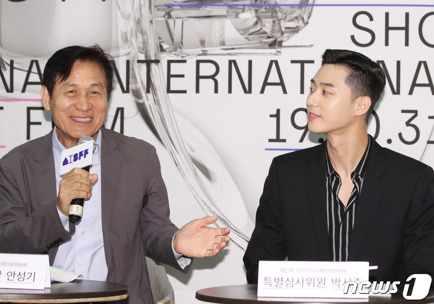 본문 이미지 - 안성기 집행위원장(왼쪽)이 지난 2019년 서울 중구 정동 산 다미아노에서 열린 ‘제17회 아시아나국제단편영화제’ 기자회견에 참석해 박서준 특별심사위원을 소개하는 모습. 2019.9.25.뉴스1 ⓒ News1 권현진 기자