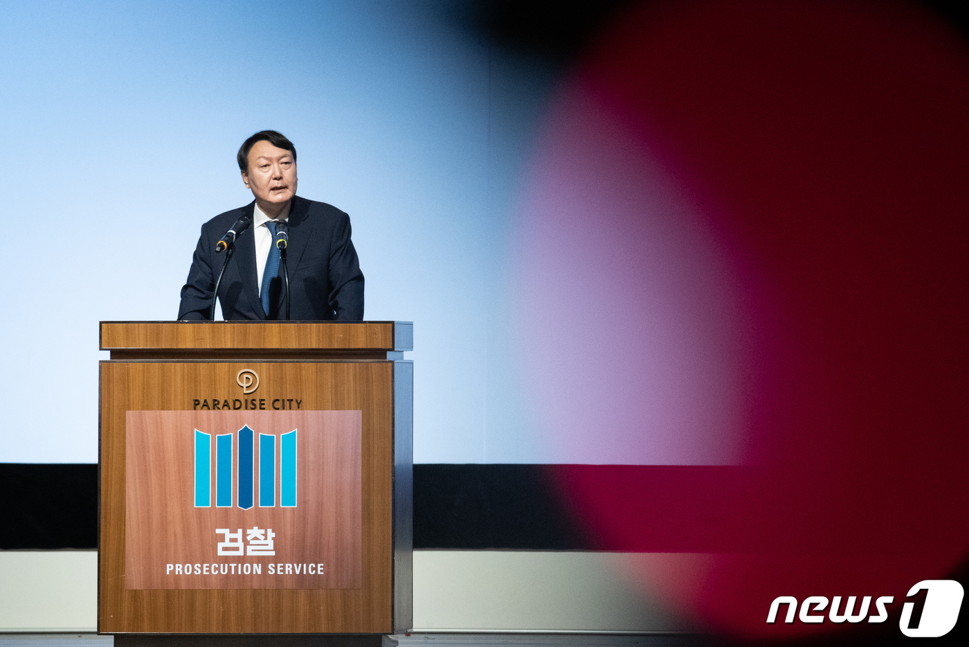 (영종도=뉴스1) 유승관 기자 = 윤석열 검찰총장이 25일 인천 영종도 파라다이스시티 호텔에서 열린 제29차 마약류퇴치국제협력회의에 참석해 개회사를 하고 있다. 2019.9.25/ …
