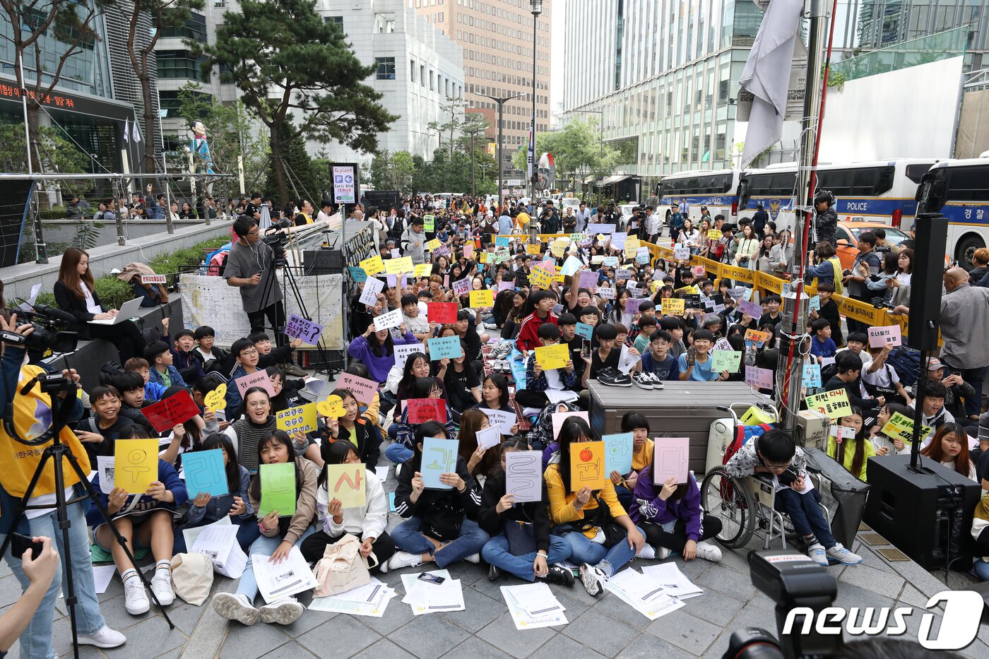 본문 이미지 - 25일 오후 서울 종로구 옛 일본대사관 앞에서 열린 제1,406차 일본군성노예제 문제해결을 위한 수요시위에서 참가자들이 일본 정부의 공식 사죄 및 배상을 촉구하고 있다. 2019.9.25/뉴스1 ⓒ News1 이승배 기자