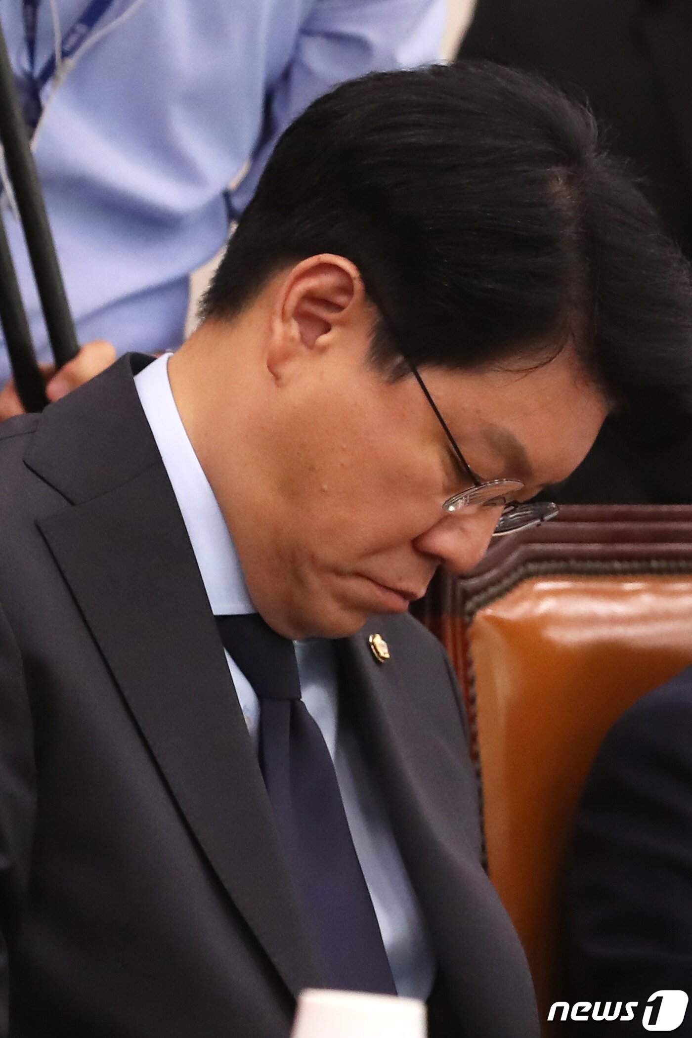 본문 이미지 - 장제원 자유한국당 의원이 25일 서울 여의도 국회에서 열린 국회 법제사법위원회 전체회의에서 생각에 잠겨 있다. 장제원 의원의 아들이자 래퍼로 활동 중인 노엘(본명 장용준)이 지난 7일 음주운전 교통사고로 논란을 일으켰다. 2019.9.25/뉴스1 ⓒ News1 임세영 기자