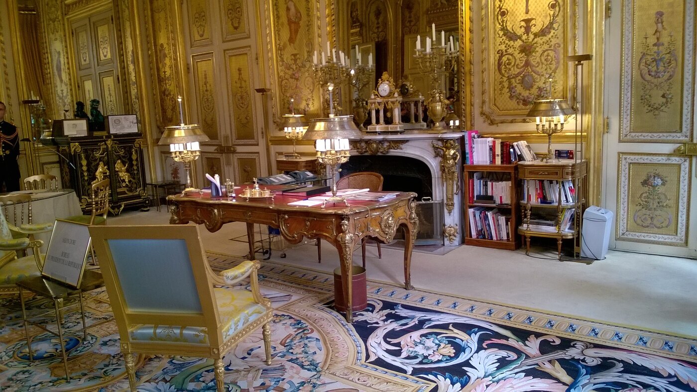 본문 이미지 - 엘리제 궁 안에 있는 대통령 책상 ⓒ 김채인 통신원 제공