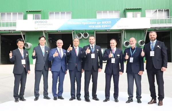 본문 이미지 - 포스코인터내셔널이 우크라이나 미콜라이프에서 국내 최초로 연 250만 톤 규모의 해외 곡물터미널을 준공했다. (왼쪽에서 6번째 부터) 리 부드닉오렉심 그룹 회장, 포스코인터내셔널 김영상 사장, 권기창 주 우크라이나 대사.(포스코인터내셔널 제공)ⓒ 뉴스1