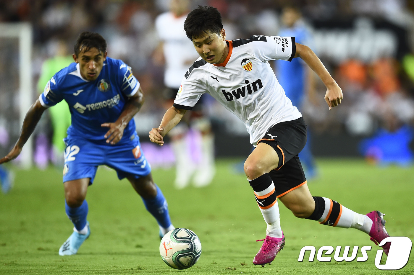 (AFP=뉴스1) = 스페인 프리메라리가 발렌시아의 이강인 25일 올 시즌 첫 선발 출전한 경기에서 데뷔골을 터뜨렸다.이강인은 헤타페와의 리그 6라운드 홈경기에 선발 출전해 전반 …