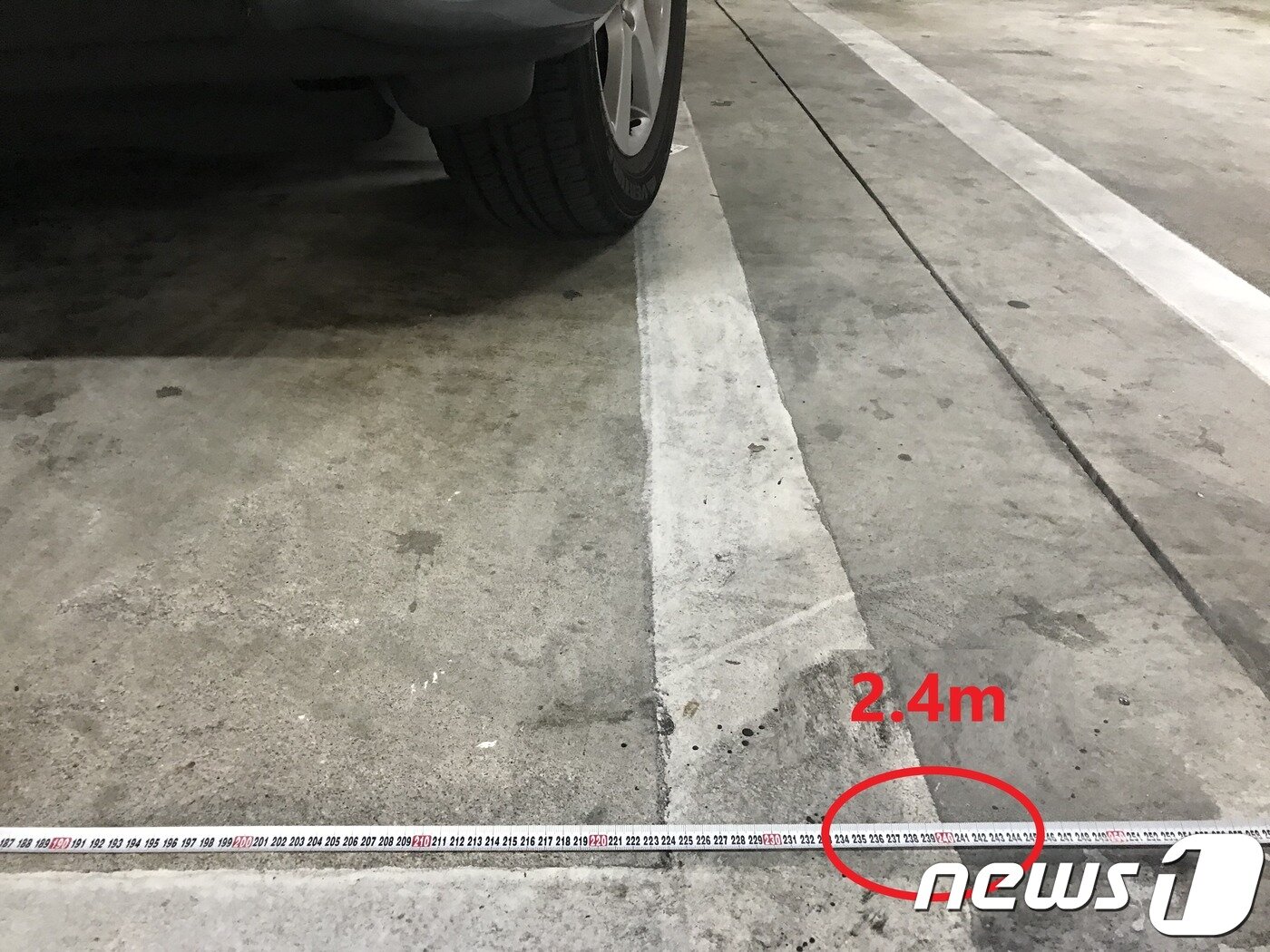 본문 이미지 - 완공된 지 20여 년이 된 서울 시내 한 아파트 주차장의 주차 구획. 너비가 2.4m로 대형 SUV를 주차하고 내리기에는 비좁은 상황이다. ⓒ 뉴스1 조재현 기자.