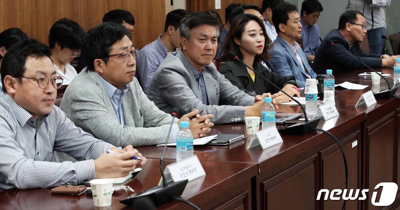본문 이미지 - 26일 서울 종로구 정부서울청사 대회의실에서 열린 택시산업-플랫폼 실무 논의기구 2차회의에서 택시업계 4개 단체와 플랫폼 관계자들이 김상도 국토부 종합교통정책관의 모두발언을 경청하고 있다. 2019.9.26/뉴스1 ⓒ News1 오대일 기자