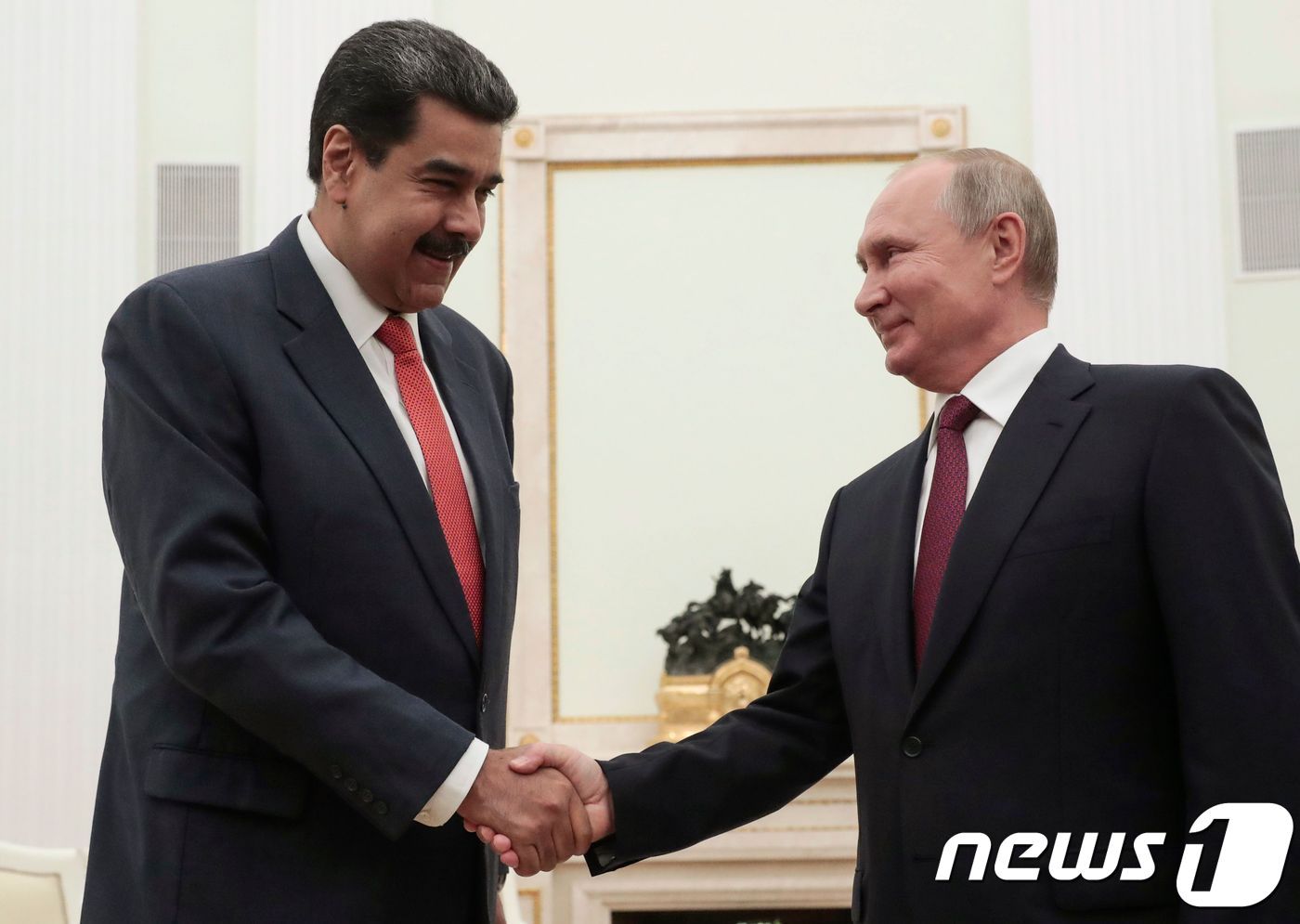 본문 이미지 - 블라디미르 푸틴 러시아 대통령이 25일(현지시간) 모스크바 크렘린궁에서 니콜라스 마두로 베네수엘라 대통령과 악수를 하고 있다. ⓒ AFP=뉴스1 ⓒ News1 우동명 기자