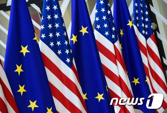 유럽연합(EU) 기와 미국 성조기. © AFP=뉴스1 자료 사진