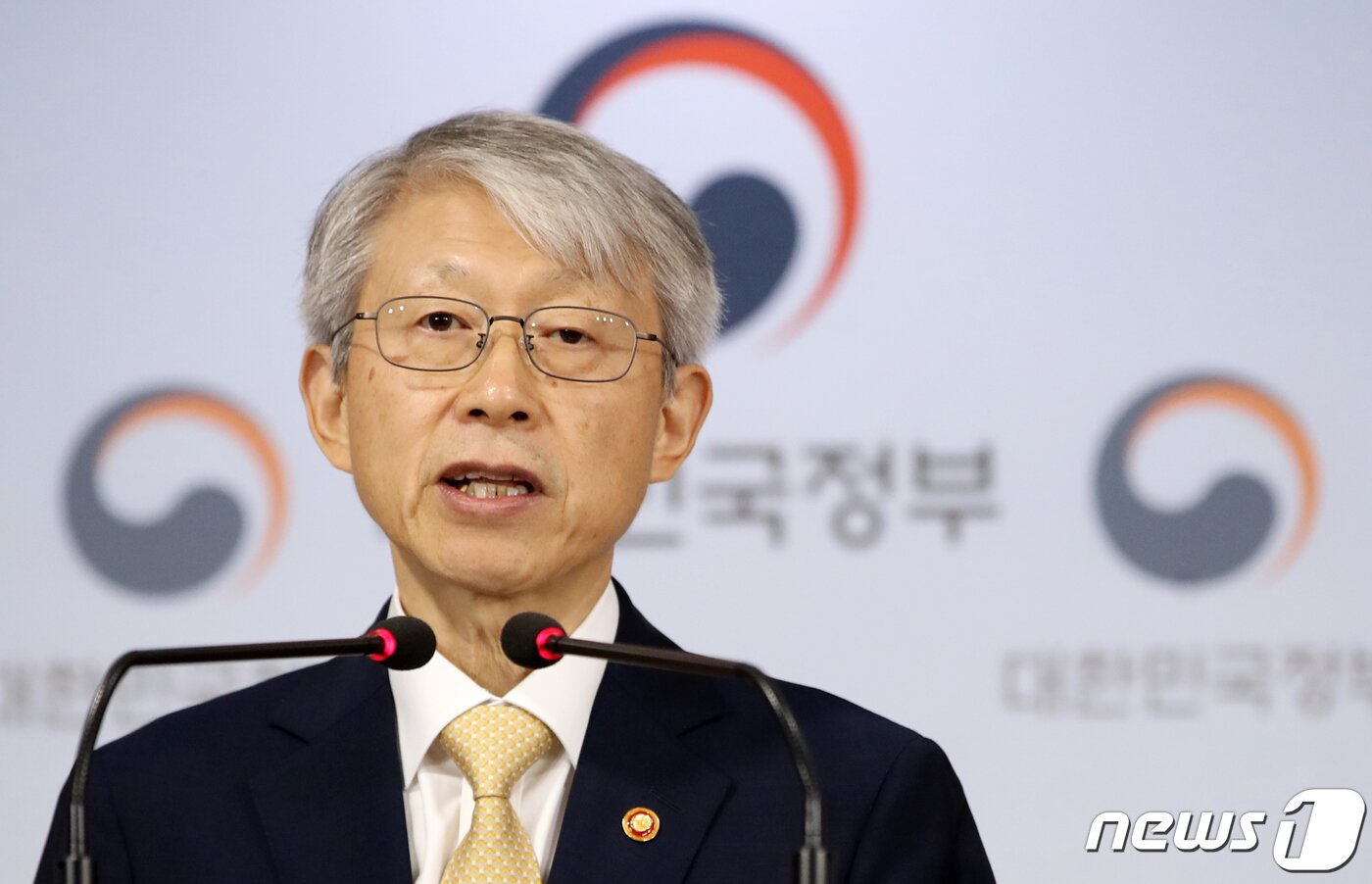 본문 이미지 - 최기영 과학기술정보통신부 장관이 지난 2019년9월26일 오후 서울 종로구 정부서울청사 브리핑룸에서 제6차 ICT 규제 샌드박스 심의위원회 개최 결과 모바일 운전면허증을 통과시켰다고 발표하고 있다. 2019.9.26/뉴스1 ⓒ News1 오대일 기자