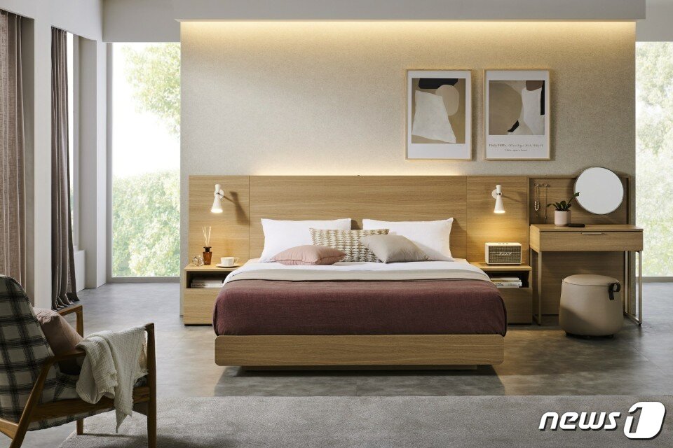 본문 이미지 - 온전한 휴식을 위해 호텔스타일을 적용했다.  한샘 '유로 502 네스트 오크' 침실세트ⓒ 뉴스1