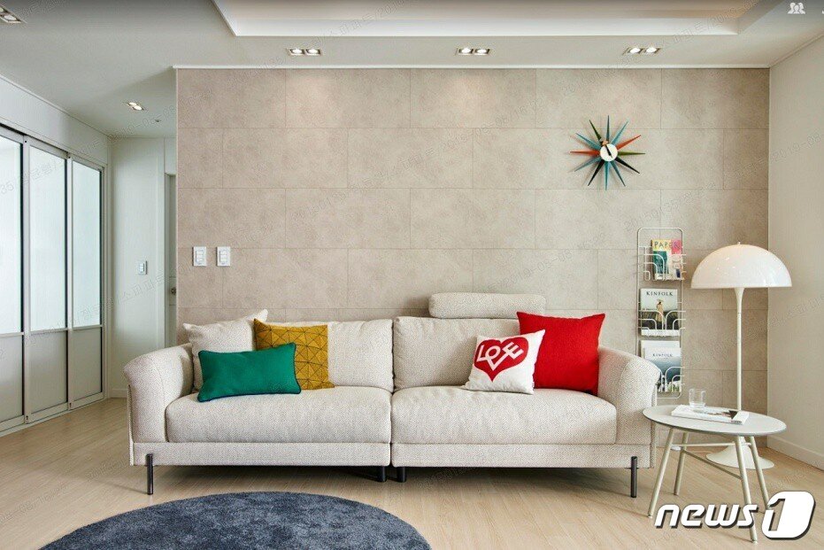 본문 이미지 - 거실을 넓어보이도록 화사한 색의 패브릭을 적용했다. 한샘 '유로404네스트 소파’ⓒ 뉴스1