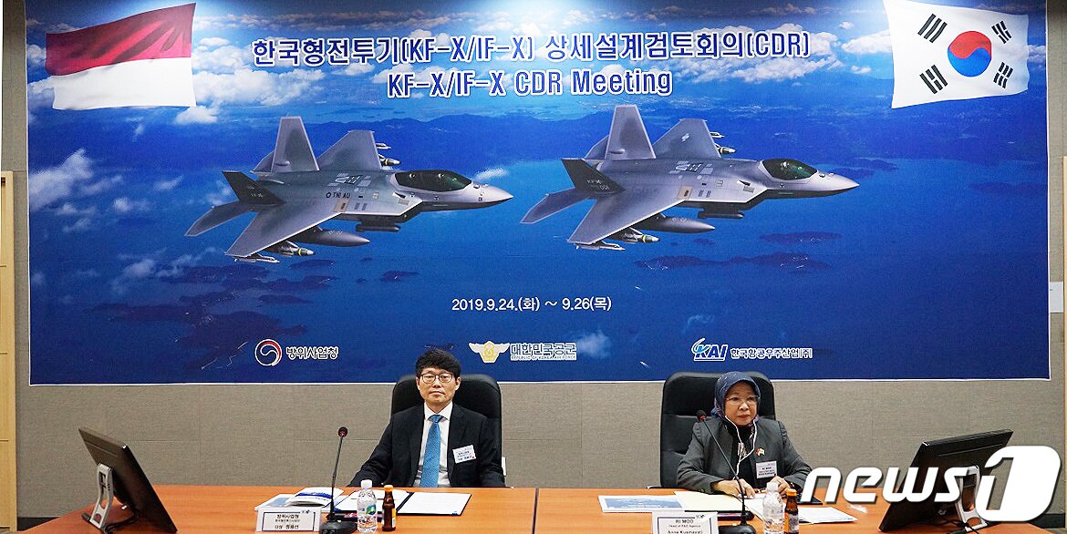 본문 이미지 - 2019년 정광선 방위사업청 한국형전투기사업단장(왼쪽)과 안느 꾸스마야띠 인도네시아 연구개발원장이  경남 사천 한국항공에서 열린 한국형 전투기(KF-X) 상세설계검토회의를 가졌다. 2019.9.26 ⓒ 뉴스1(방위사업청 제공) 