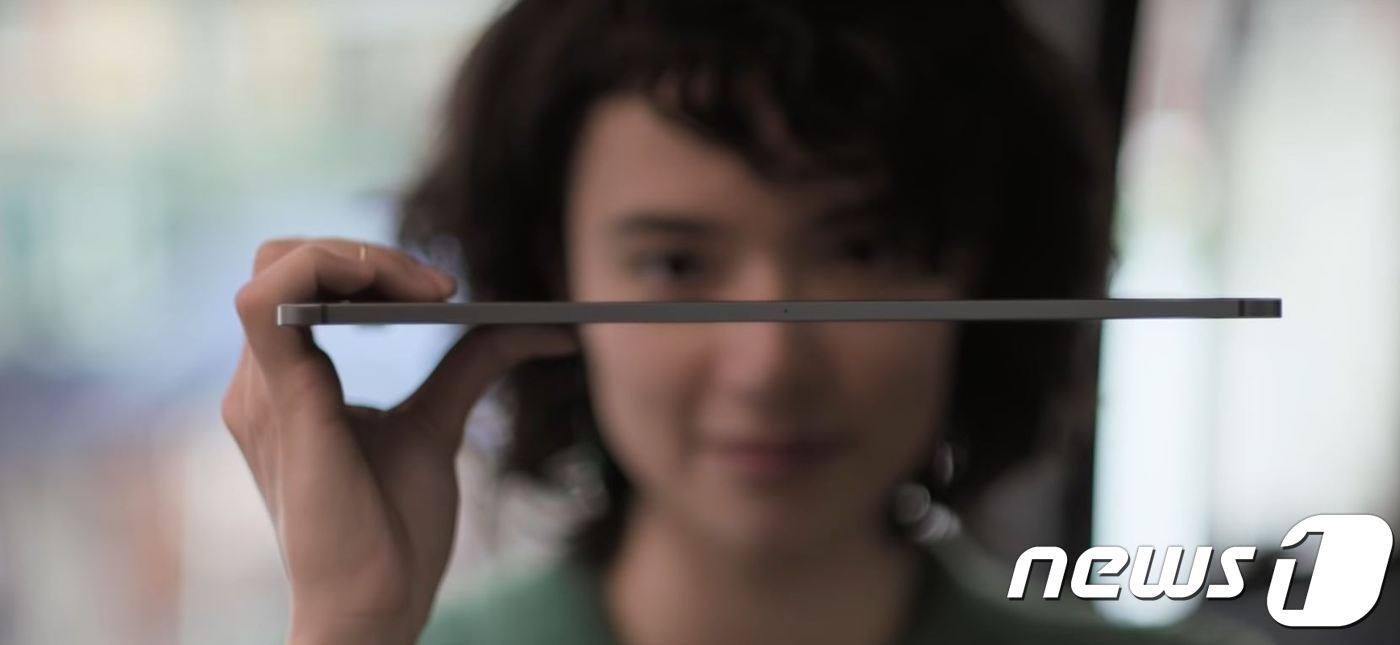 본문 이미지 - 애플이 2020년 선보이는 아이폰은 지난해 출시된 아이패드 처럼 금속 프레임을 채택할 거라는 주장이 제기됐다. (애플 공식 유튜브 갈무리) ⓒ 뉴스1