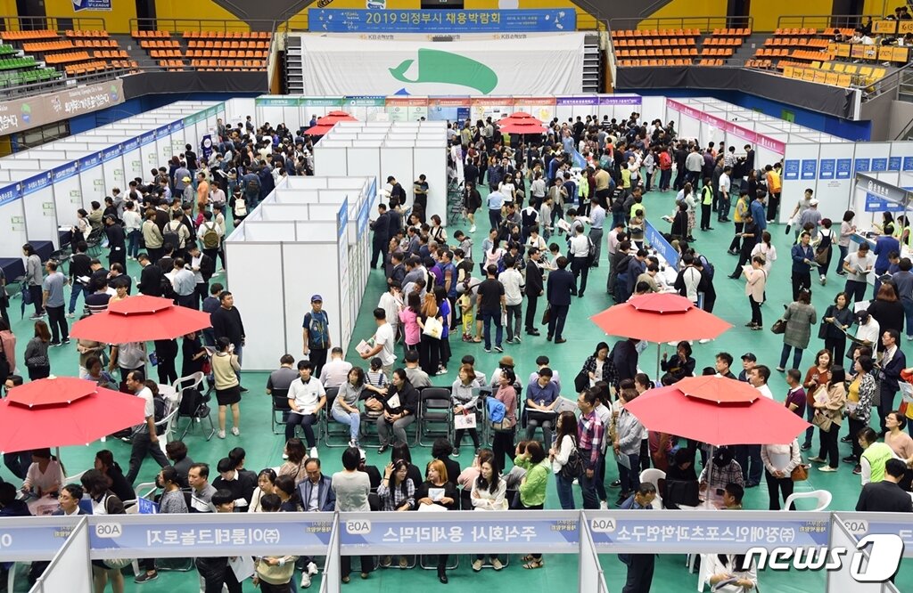 본문 이미지 - 의정부시는 지난 25일 의정부 체육관에서 '내일(job)을 기대하며, 내일을 만드는'이라는 주제로 2019 의정부시 채용박람회를 성황리에 개최했다고 밝혔다. ⓒ 뉴스1