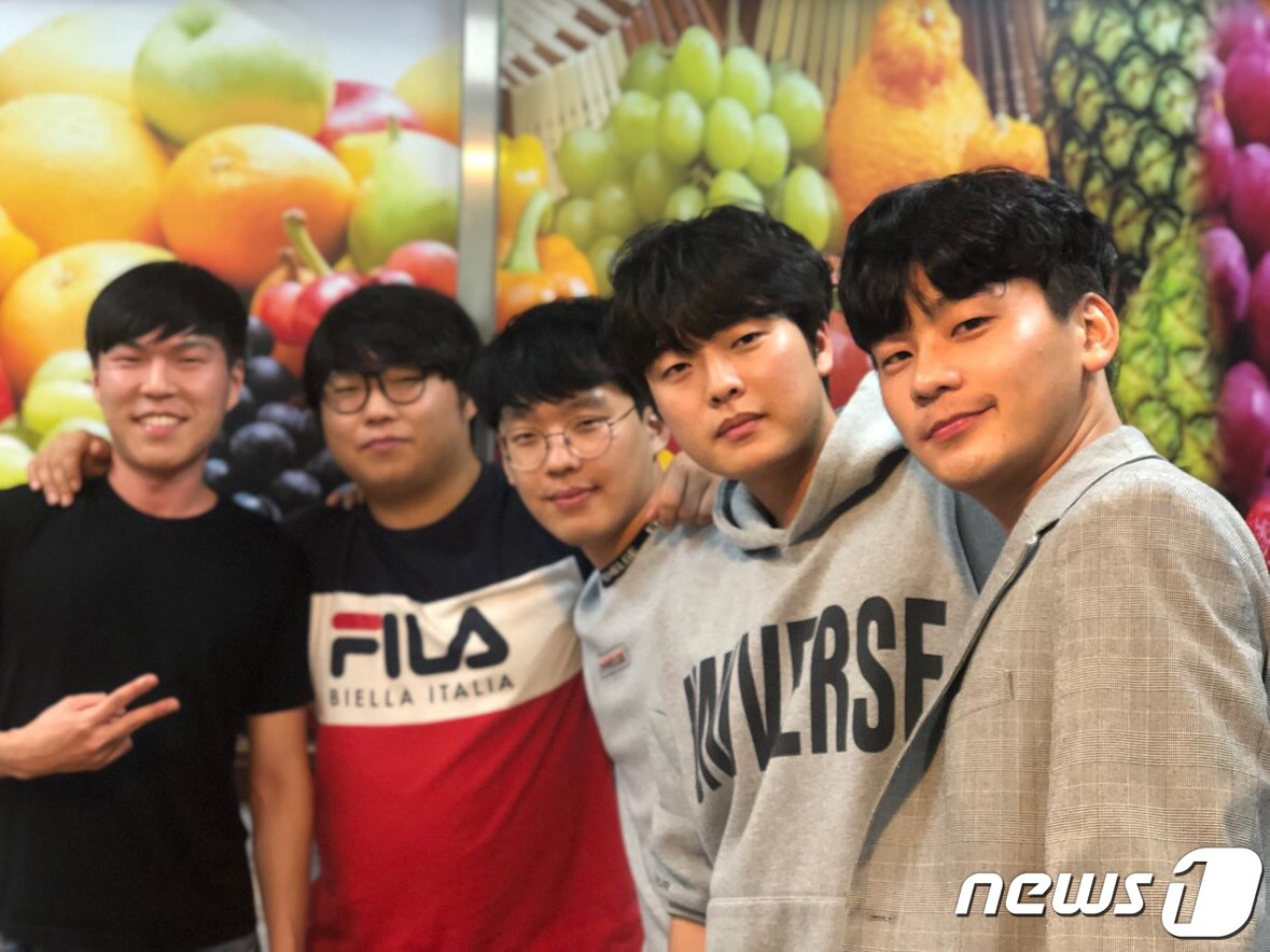 본문 이미지 - 대구 영진전문대 출신으로 일본 소프트뱅크에 취업해 3년째 근무 중인 송한얼(오른쪽) 씨가 지난 25일 모교를 찾아 후배들과 만남의 시간을 가졌다. 일본 소프트뱅크에 취업이 내정된 일본IT기업주문반 3학년 김도형, 김명종, 신현빈, 윤건희(왼쪽부터)씨가 선배인 송한얼 씨와 만나 기념촬영을 하고 있다. (영진전문대 제공) 2019.9.26/뉴스1 ⓒ News1 공정식 기자