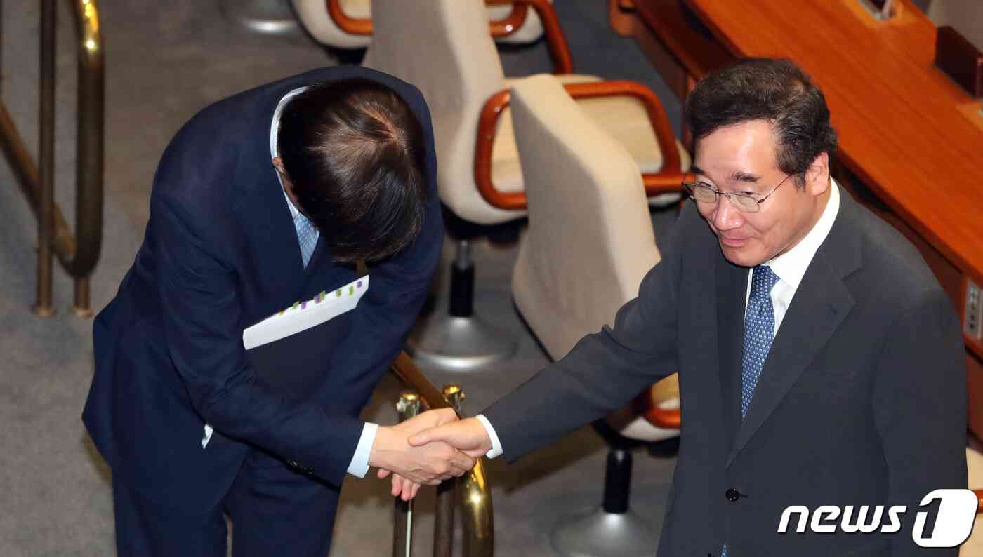 조국 법무부장관이 지난달 26일 서울 여의도 국회 본회의장에서 열린 정기국회 정치분야 대정부질문을 마치고 이낙연 국무총리에게 인사하고 있다. 2019.9.26/뉴스1 © News1 이종덕 기자