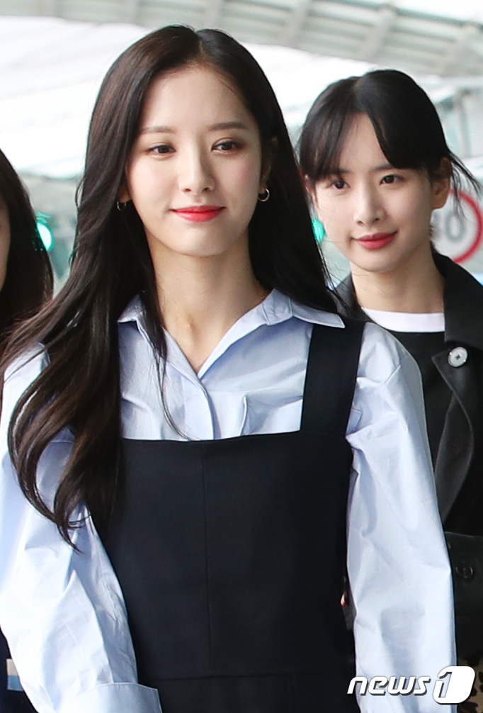 (인천공항=뉴스1) 권현진 기자 = 우주소녀 보나, 설아(오른쪽)가 공연차 27일 오전 인천국제공항을 통해 독일 프랑크푸르트로 출국하고 있다. 2019.9.27/뉴스1