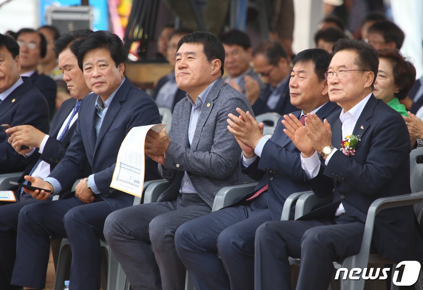 본문 이미지 - 27일 경북 영천시 강변공원에서 열린 제46회 영천문화예술제에서 최기문 영천시장(맨 오른쪽), 박종운 시의장(두번째) 등 내빈들이 박수를 치고 있다.2019.9.27/뉴스1 ⓒ News1 정우용 기자