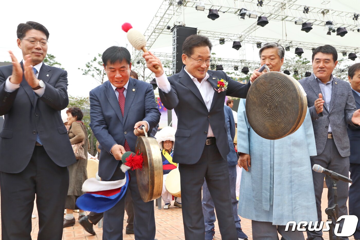 본문 이미지 - 27일 경북 영천시 강변공원에서 열린 제46회 영천문화예술제에서 최기문 영천시장(가운데)와 박종운 영천시의장(왼쪽 두번째) 등이 읍·면·동 줄다리기 대회 시작을 알리는 징을 치고 있다.2019.9.27/뉴스1 ⓒ News1 정우용 기자