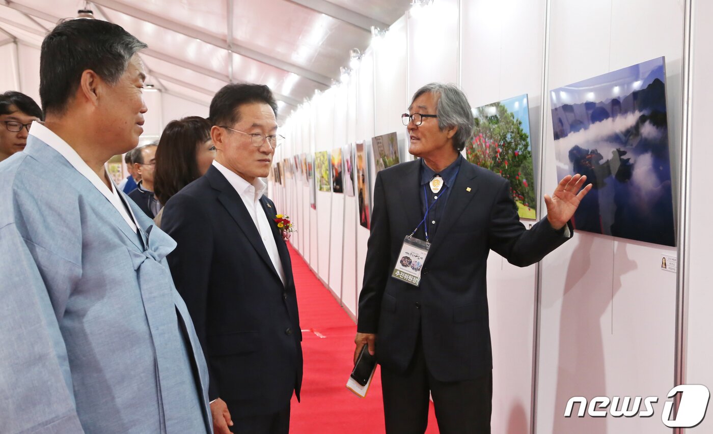 본문 이미지 - 27일 경북 영천시 강변공원에서 열린 제46회 영천문화예술제에서 최기문 영천시장(가운데)가 전시 작품을 관람하고 있다.2019.9.27/뉴스1 ⓒ News1 정우용 기자