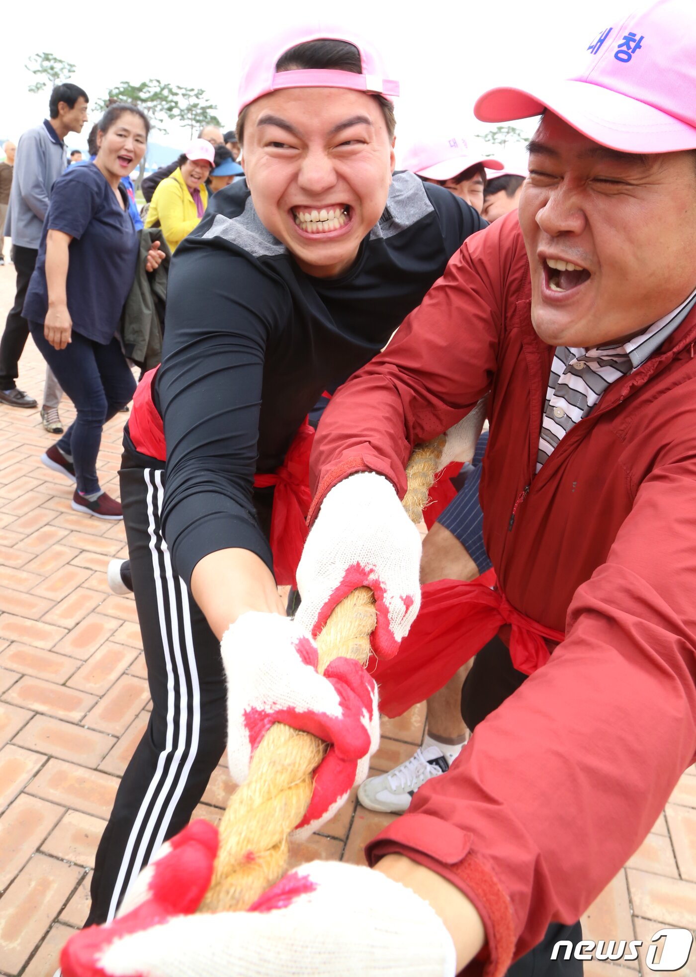 본문 이미지 - 27일 경북 영천시 강변공원에서 열린 제46회 영천문화예술제에서 각 읍·면·동 대표들이 줄다리기 대회를 하고 있다. .2019.9.27/뉴스1 ⓒ News1 정우용 기자