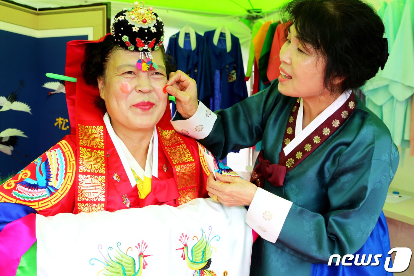 본문 이미지 - 27일 경북 영천시 강변공원에서 열린 제46회 영천문화예술제에 참가한 울산지역 한 여성이 영천향교에 마련한 한복입기 체험을 하기위해 분장을 하고 있다.2019.9.27/뉴스1 ⓒ News1 정우용 기자