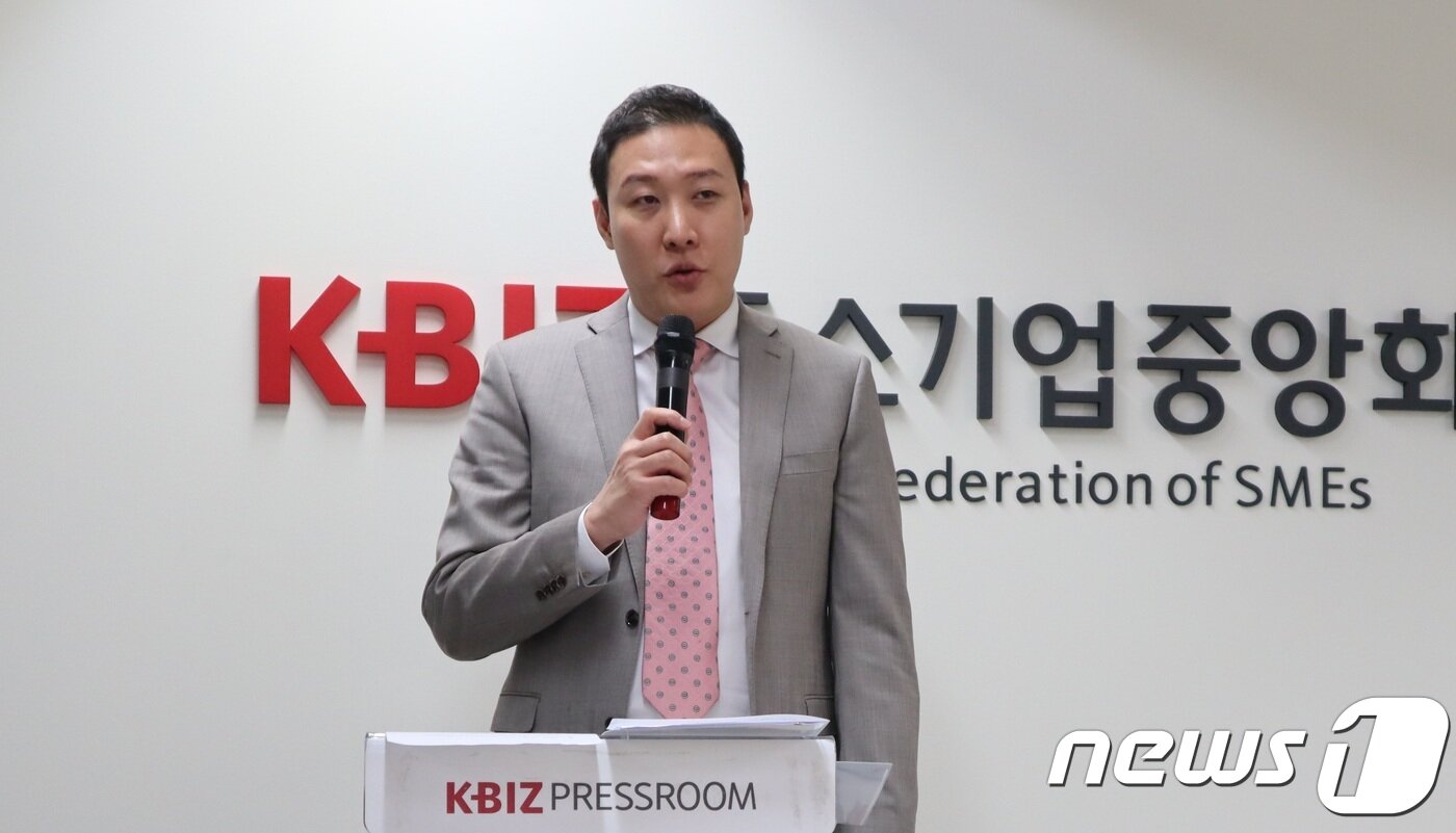 본문 이미지 - 임보민 비타본 대표가 액상형 증기스틱 '센스'와 전용 액상 카트리지 '어택'을 설명하고 있다.(중소기업중앙회 제공)ⓒ 뉴스1