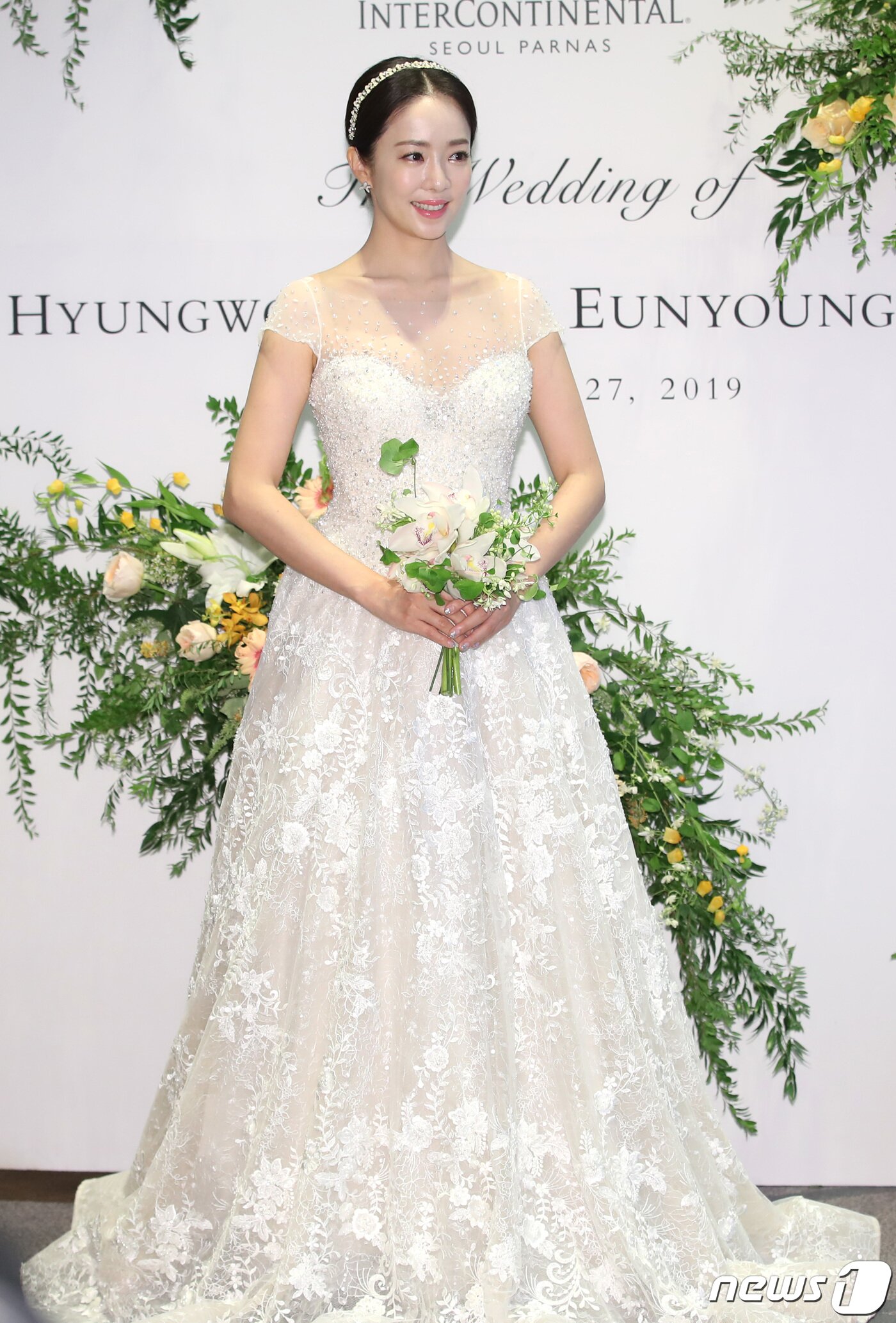본문 이미지 - 방송인 박은영이 27일 오후 서울 강남구 삼성동 인터컨티넨탈 호텔 파르나스에서 연하남 트래블 월렛 김형우 대표와 결혼식을 올리기 전 포즈를 취하고 있다. 2019.9.27/뉴스1 ⓒ News1 권현진 기자
