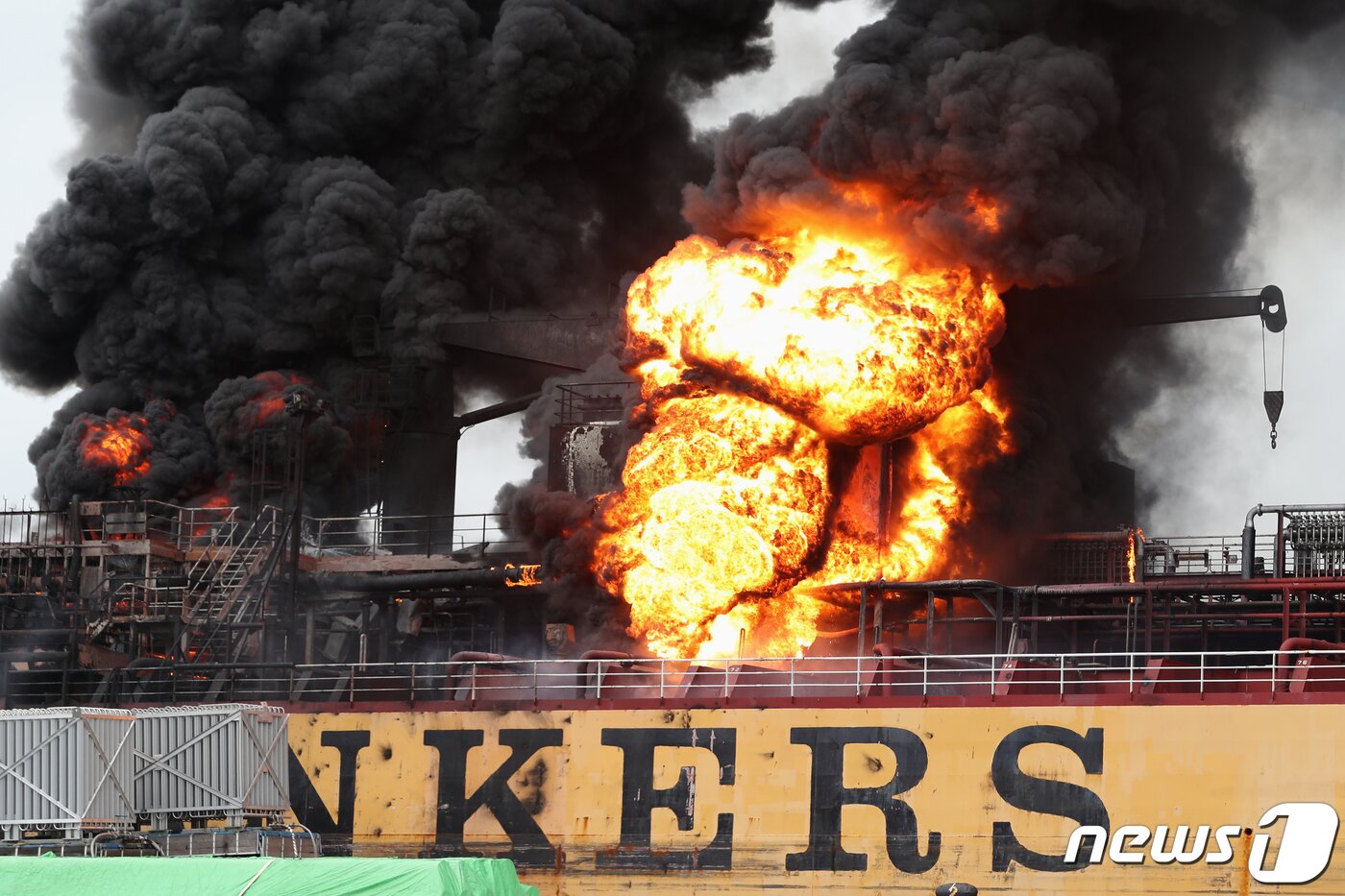 본문 이미지 - 28일 오전 11시께 울산 동구 염포부두에서 정박 대기 중이던 석유제품 운반선에서 화재가 발생했다. 오후에도 불길이 잡히지 않아 소방당국이 화재진압을 벌이고 있다./뉴스1 ⓒ News1 윤일지 기자