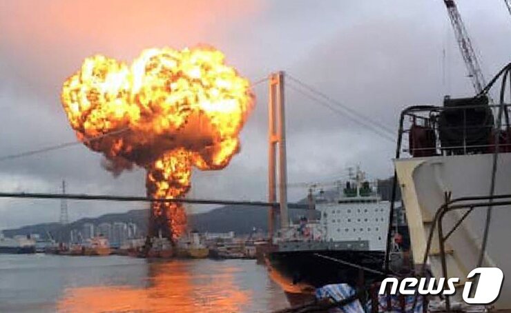 본문 이미지 - 28일 오전 11시께 울산 염포부두에서 정박 대기중이던 대형 선박에 불이 나 연기가 피어오르고 있다.(독자 제공)/뉴스1