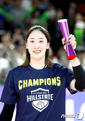 본문 이미지 - 28일 오후 순천팔마체육관에서 열린 2019 순천·MG새마을금고컵 프로배구대회 MVP로 선정된 고예림이 트로피를 들고 환하게 웃고 있다.(현대건설 배구단 제공) 2019.9.28/뉴스1 ⓒ News1 민경석 기자