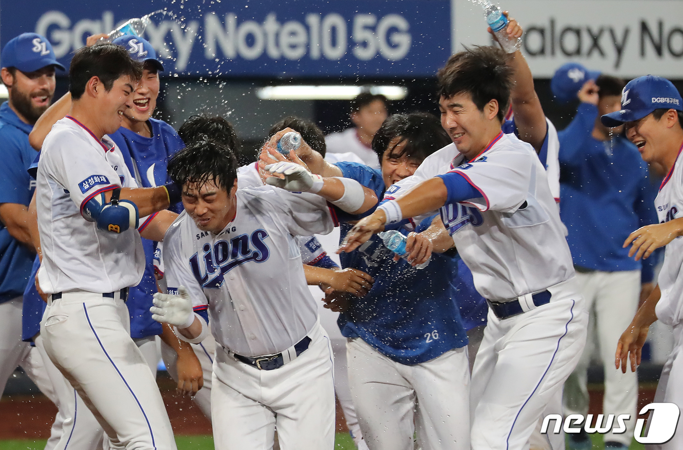 (대구=뉴스1) 공정식 기자 = 28일 오후 대구삼성라이온즈파크에서 열린 프로야구 '2019 신한은행 마이카 KBO리그' 삼성 라이온즈와 SK 와이번스의 경기, 10회말 1사 1루 …