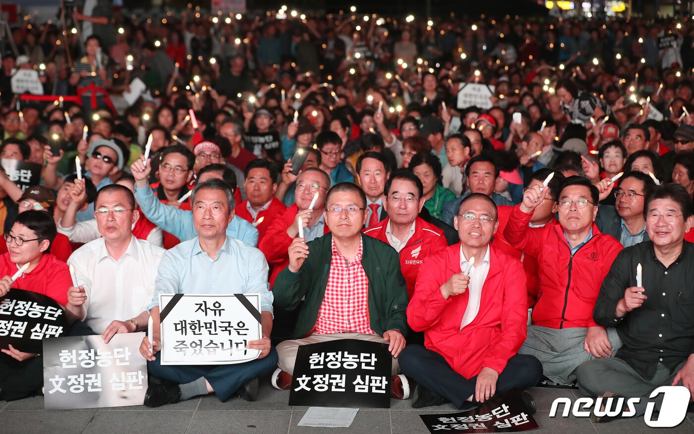 본문 이미지 - 황교안 자유한국당 대표가 28일 오후 대구 동구 동대구역 광장에서 열린 '조국 법무부 장관 파면 촉구 대구·경북 합동집회'에 참석해 한국당 TK의원과 함께 촛불을 밝히며 구호를 외치고 있다. 2019.9.28/뉴스1 ⓒ News1 공정식 기자