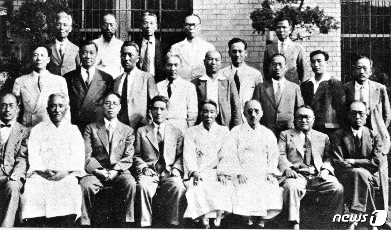본문 이미지 - 조선어 학회 기념사진 1946년ⓒ 뉴스1