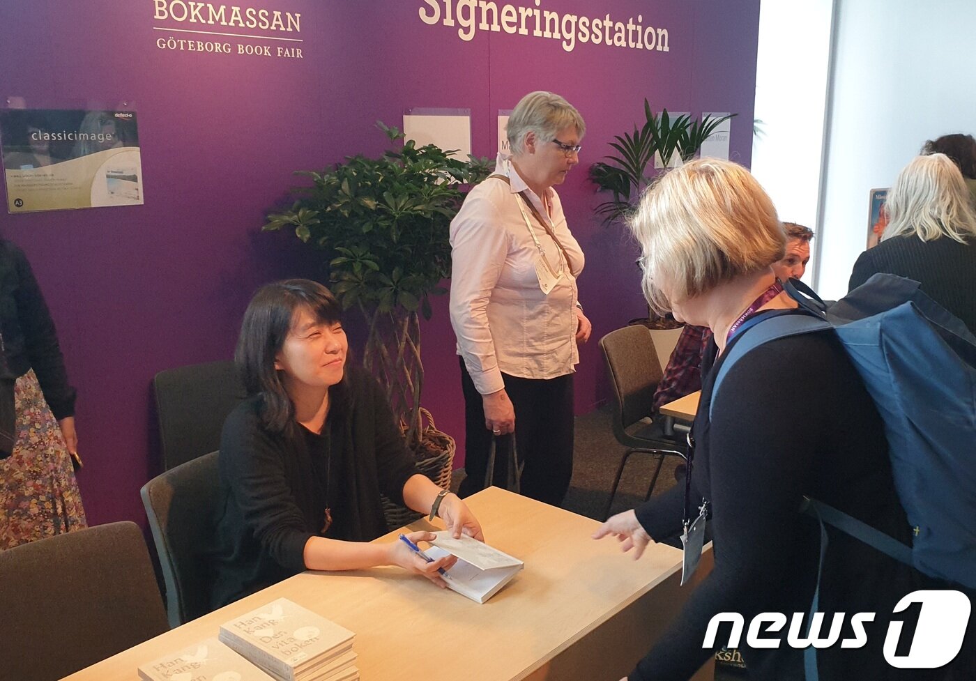본문 이미지 - 28일(현지시간) 스웨덴 예테보리국제도서전에서 열린 한강 작가의 사인회 모습.ⓒ 뉴스1 이기림 기자