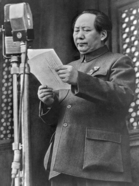 본문 이미지 - 마오쩌둥이 1949년 10월 1일 천안문 문루에 올라 중화인민공화국 선포를 선언하고 있다. -바이두 갈무리