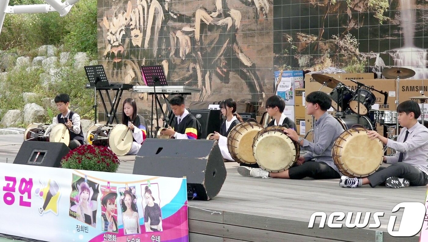 본문 이미지 - 연풍조령제에서 학생들이 풍물놀이 공연을 하고 있다.(괴산군청 제공)ⓒ 뉴스1