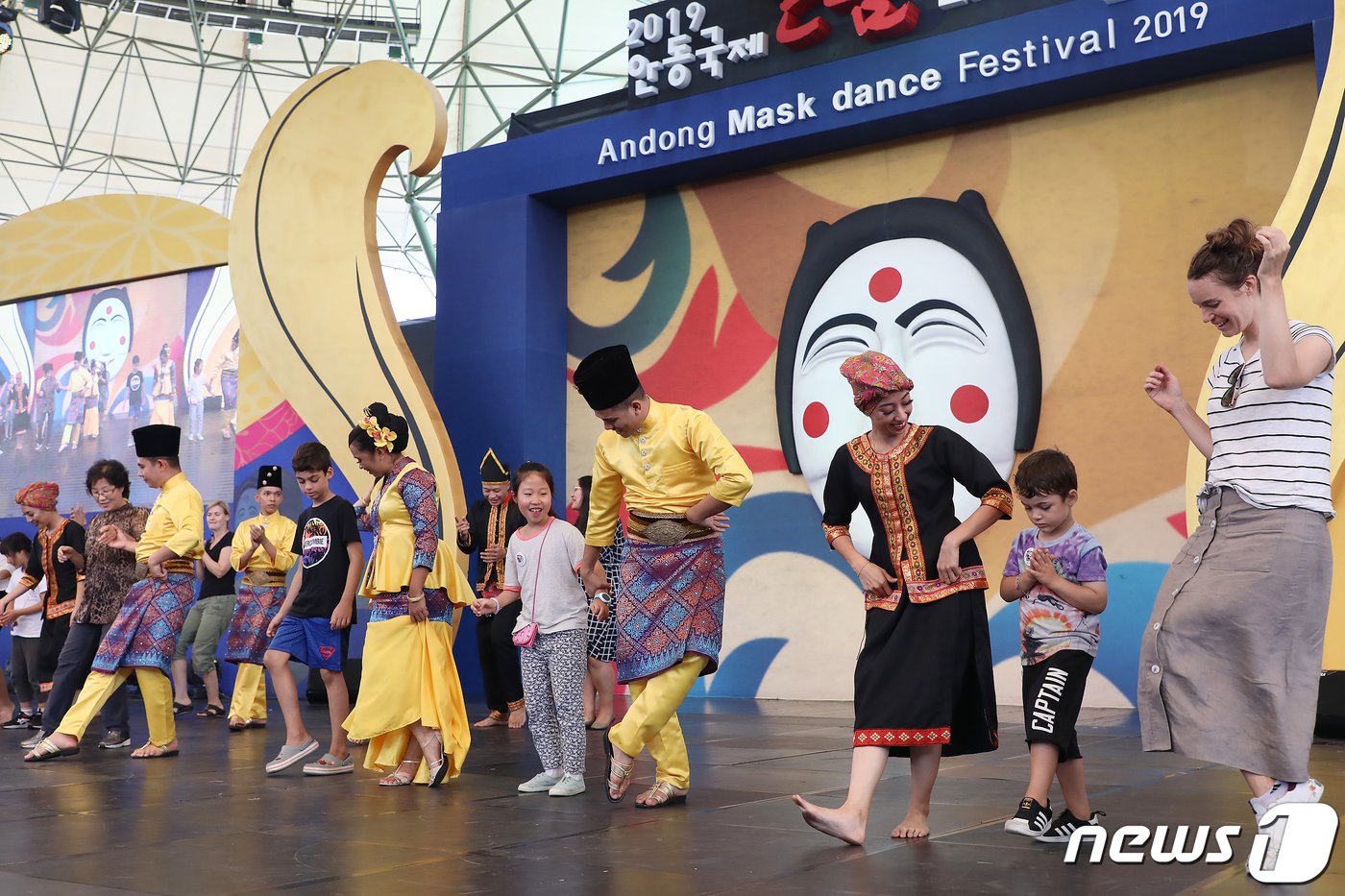 &#39;2019 안동국제탈춤페스티벌&#39; 사흘째인 29일 경북 안동시 운흥동 안동탈춤공원 탈춤공연장에서 말레이시아 공연단이 관객과 함께 전통춤을 배우는 시간을 갖고 있다. 2019.9.29/뉴스1 ⓒ News1 DB