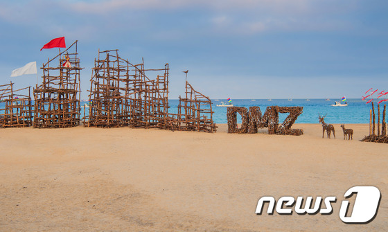 해변에 설치된 2019 디엠지 아트페스타 조형물