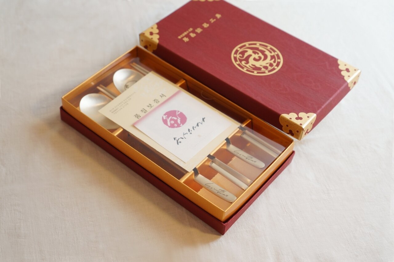 본문 이미지 - 송가인 굿즈 유기수저 2인세트 ⓒ 뉴스1(11번가 제공)