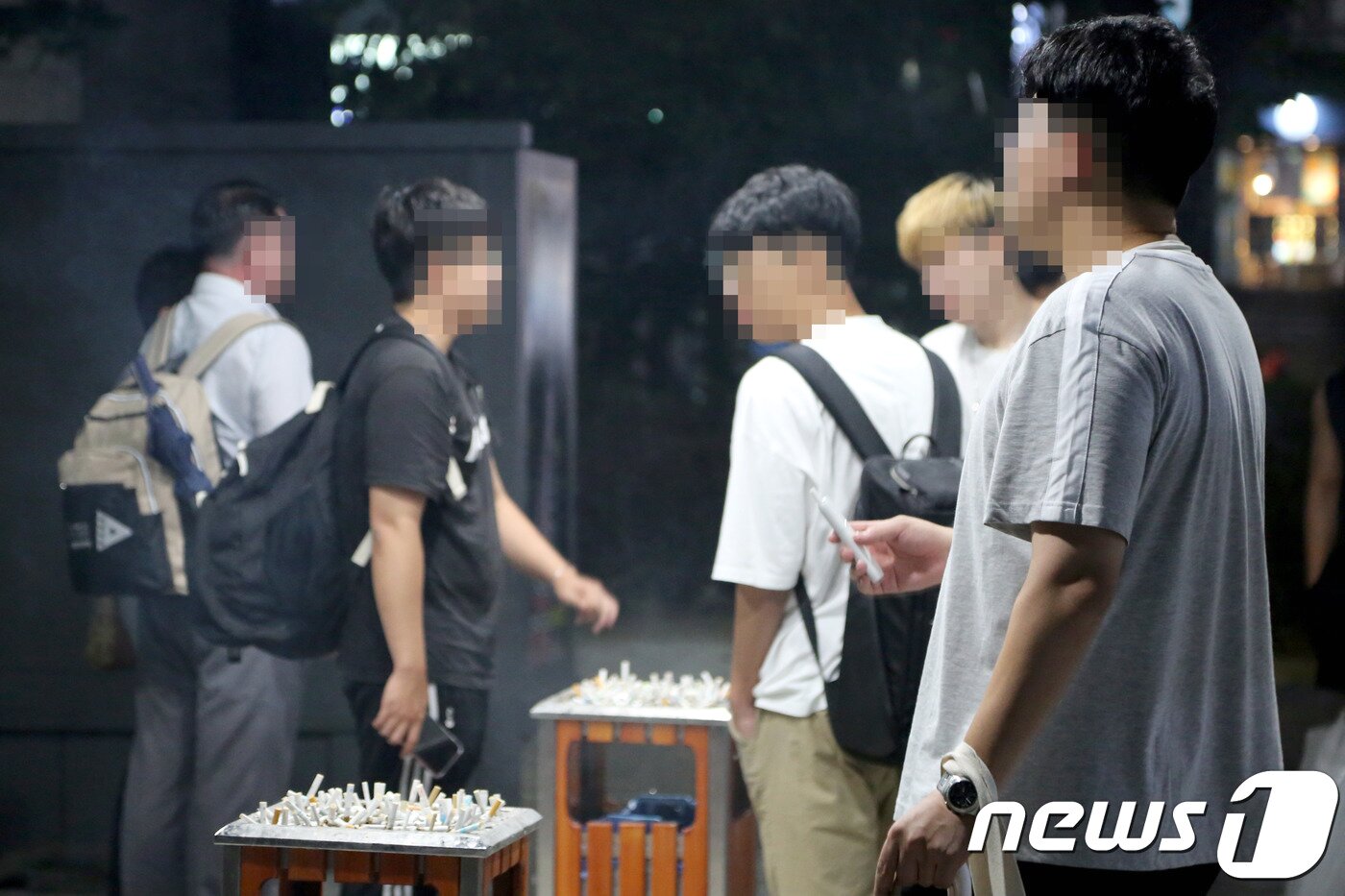 본문 이미지 - 강원도 원주시 단계동 시외버스터미널 인근에 설치된 개방형 흡연부스에서 흡연자들이 담배를 피고 있다. 2019.9.2/뉴스1 장시원 인턴기자