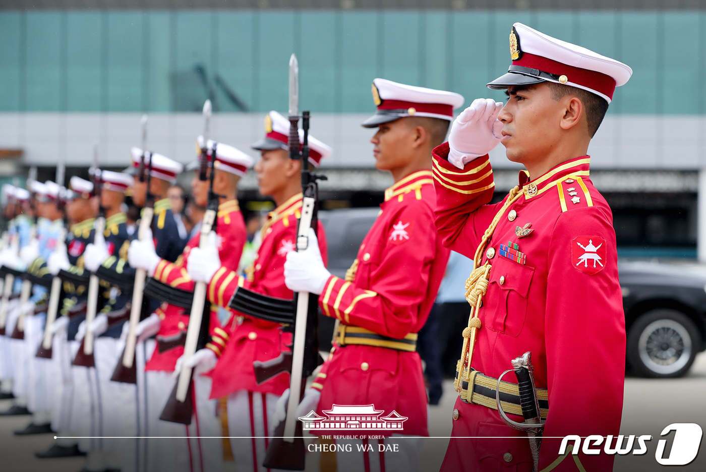 본문 이미지 - 3일 오전 (현지시간) 미얀마 네피도 국제공항에서 문재인 대통령과 부인 김정숙 여사 환영 영접이 진행되고 있다. (청와대 페이스북) 2019.9.3/뉴스1