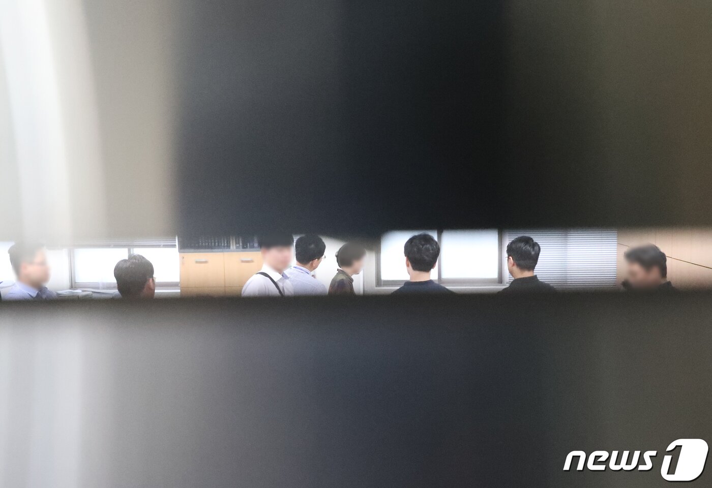 본문 이미지 - 조국 법무부 장관 후보자를 둘러싼 의혹을 수사하는 검찰이 3일 오전 조 후보자의 배우자 정경심 교수가 근무하는 경북 영주시 풍기읍 동양대학교에 대한 압수수색에 들어갔다. 이날 오후 검찰 관계자들이 대학본부에서 압수수색을 벌이고 있다. 2019.9.3/뉴스1 ⓒ News1 공정식 기자