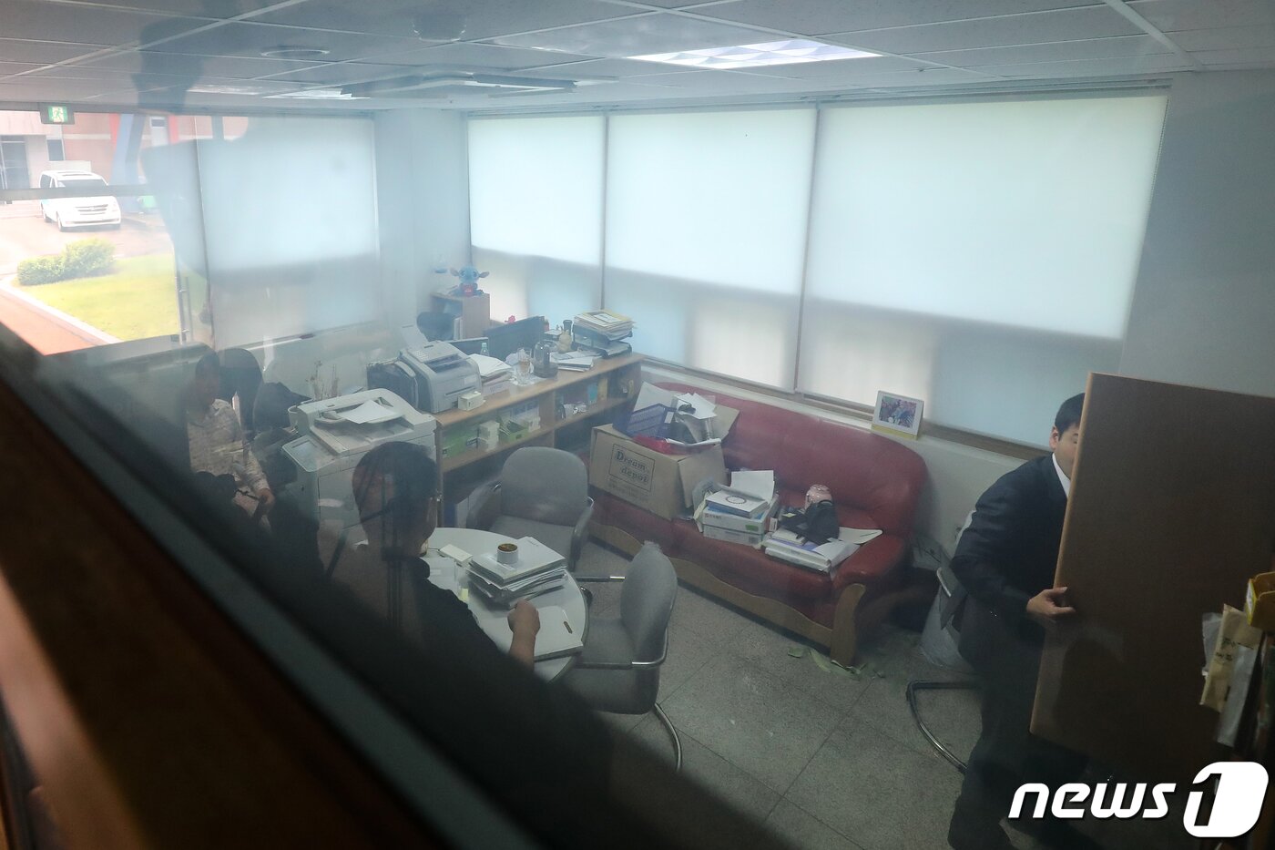 본문 이미지 - 조국 법무부 장관 후보자를 둘러싼 의혹을 수사하는 검찰이 3일 오전 조 후보자의 배우자 정경심 교수가 근무하는 경북 영주시 풍기읍 동양대학교에 대한 압수수색에 들어갔다. 이날 오후 검찰 관계자들이 동양대 교양학부 사무실에서 압수수색을 벌이고 있다. 2019.9.3/뉴스1 ⓒ News1 공정식 기자