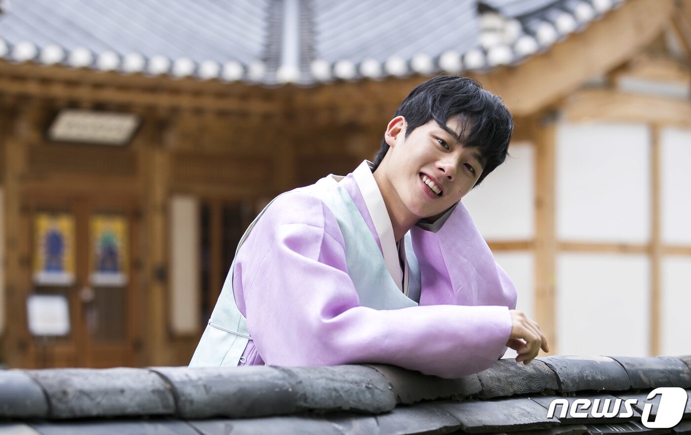 본문 이미지 - 드라마 '신입사관 구해령'에 출연중인 배우 이정하가 3일 오후 서울 종로구 뉴스1 본사에서 인터뷰에 앞서 한복을 입고 포즈를 취하고 있다. 2019.9.3/뉴스1 ⓒ News1 이동해 기자