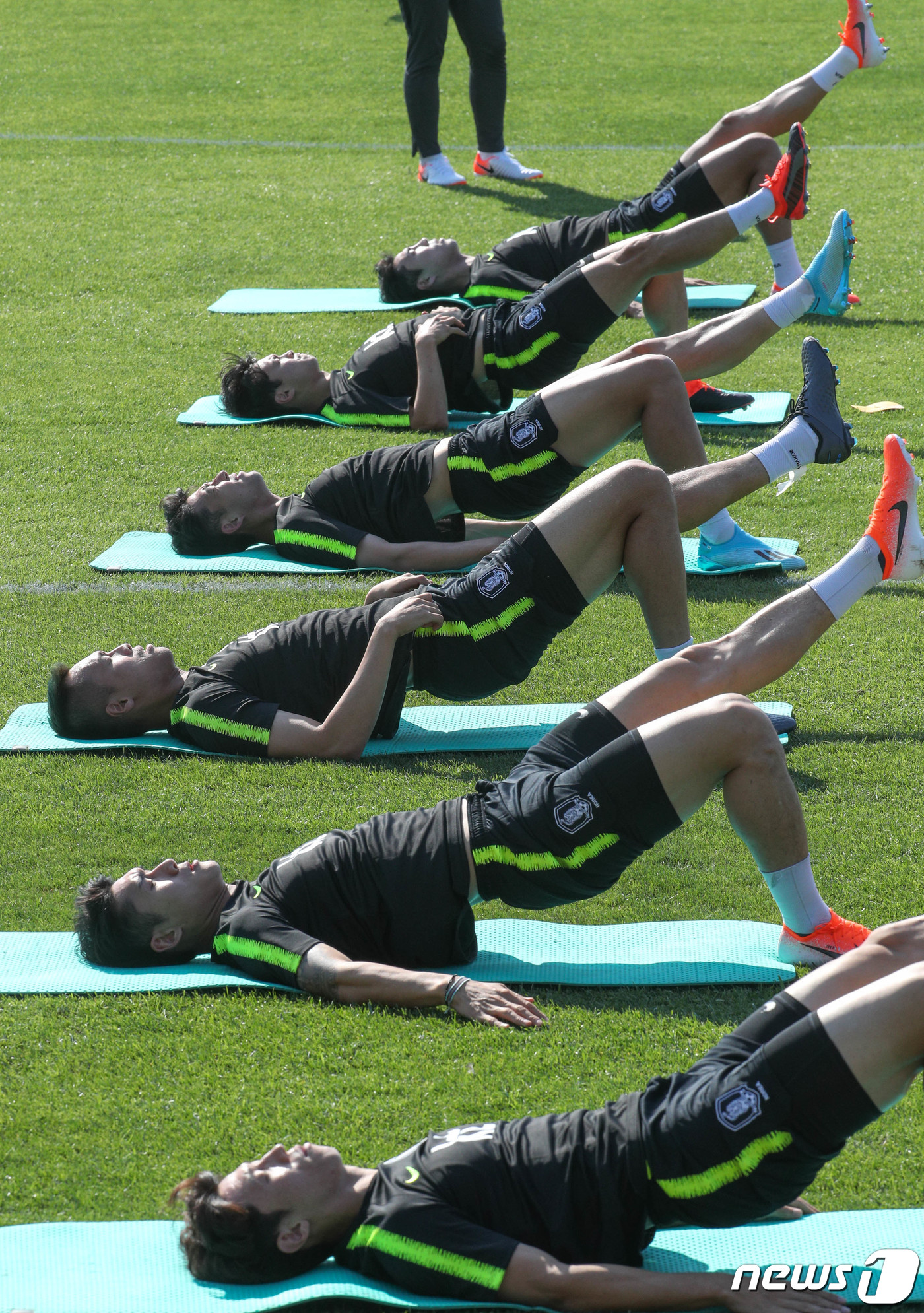 (이스탄불(터키)=뉴스1) 성동훈 기자 = 축구 국가대표팀 선수들이 3일 오후(한국시간) 터키 이스탄불 파티흐 테림 연습경기장에서 훈련을 하고 있다.벤투 감독이 이끄는 대표팀은 오 …