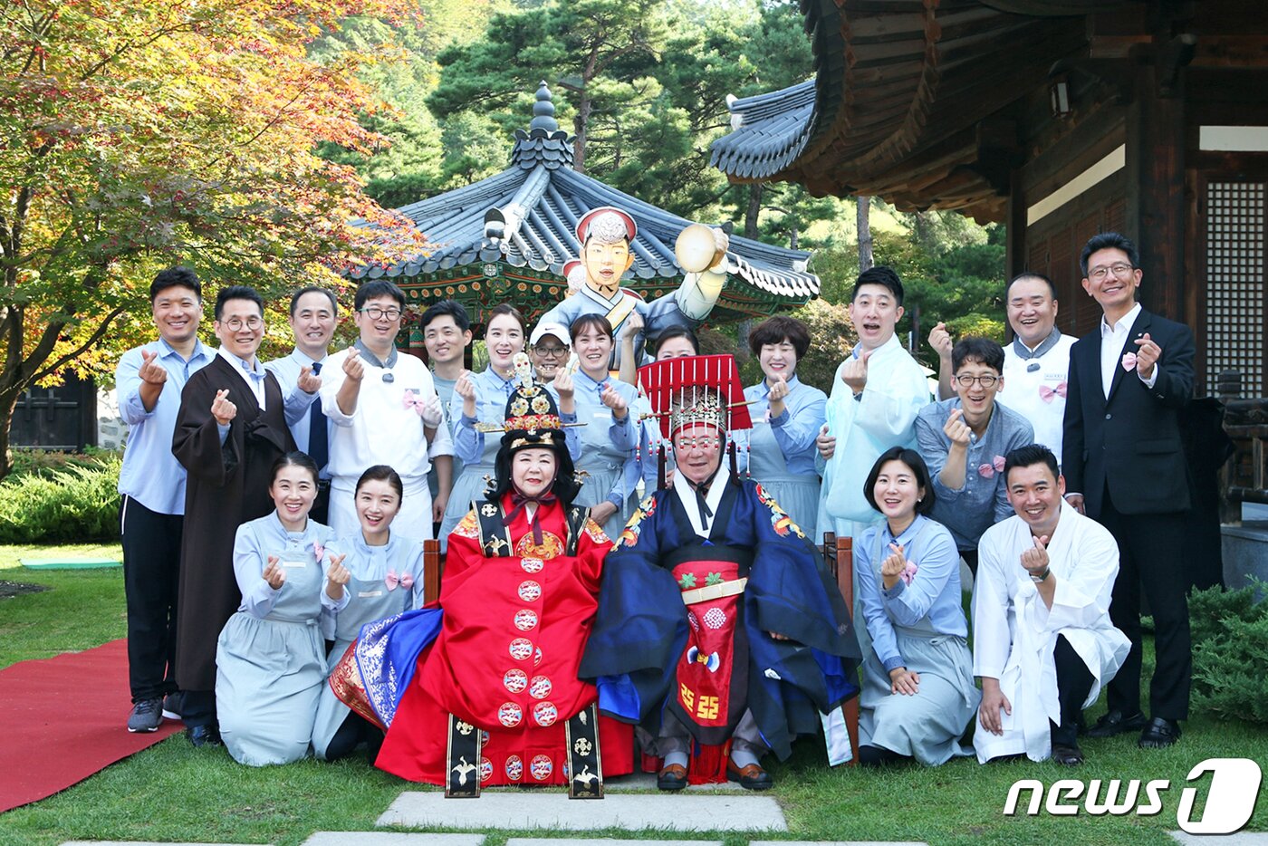 본문 이미지 - 지난 28일 하이원 리조트 운암정에서 전통혼례 '왕가의 결혼식'을 올린 이정수(80)·서금자(76‧여) 부부와 직원, 관계자들이 기념촬영을 하고 있다. (강원랜드 제공) ⓒ News1